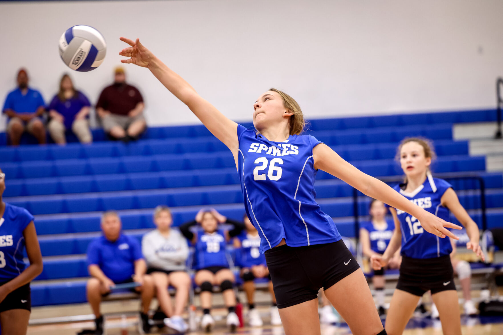 Lady Spikes struggle against La Vernia, 8B takes win